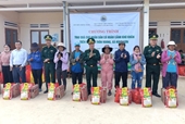 Da Nang border guards present 200 gift packages to border community